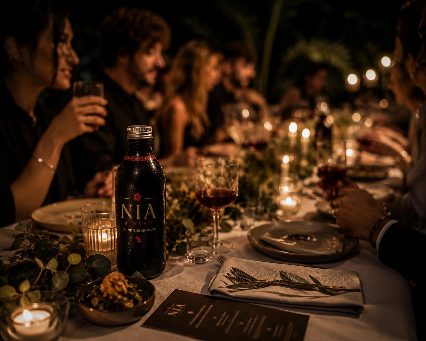 Cena privada a la luz de las velas con NIA Bissap en una mesa larga en Barcelona