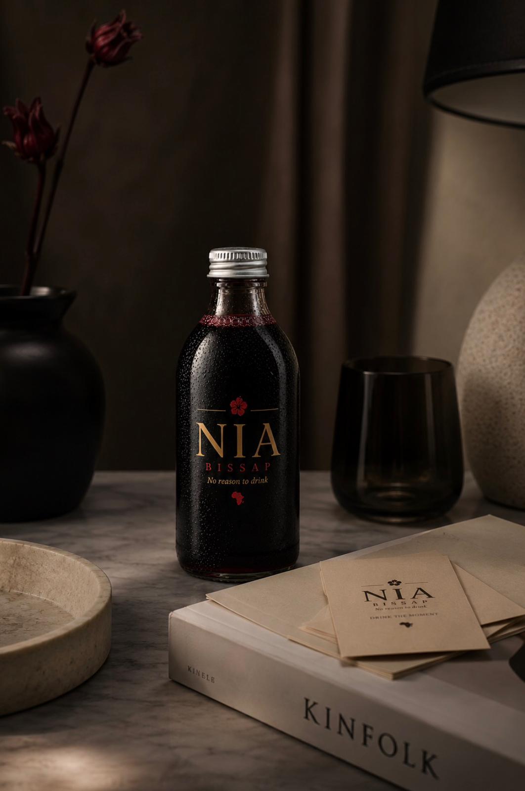 Botella NIA Bissap sobre mármol en Barcelona